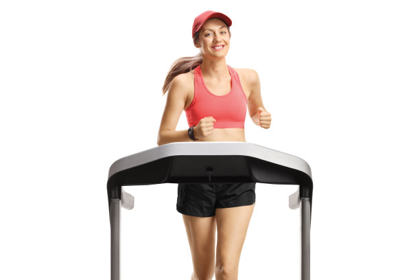 一个年轻女子微笑着在跑步机上跑步的照片图片下载