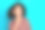 照片中梦幻的少女女士穿着印花衬衫，手指下巴看起来空白，孤立的蓝色背景图片下载