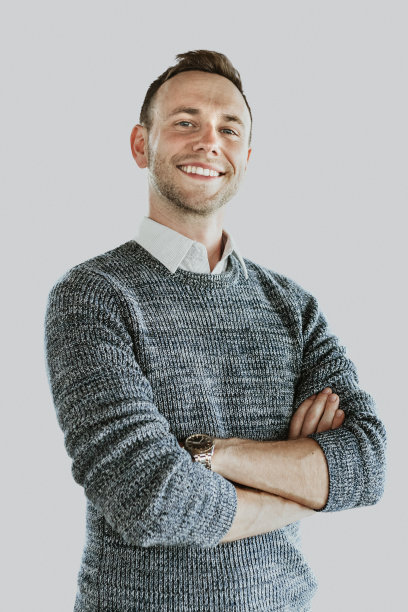 一个商人双臂交叉微笑着图片下载