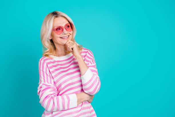 照片的头脑的女人与金发穿条纹运动衫在太阳镜看提供空白空间孤立的蓝色背景图片下载