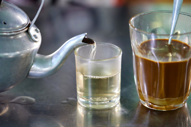 用玻璃杯盛热茶和热咖啡图片下载