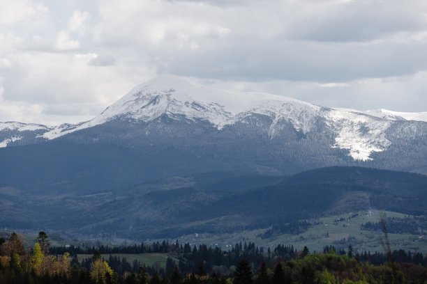 喀尔巴阡山脉的雪山图片下载