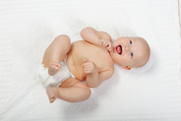 穿着尿布的小婴儿图片下载