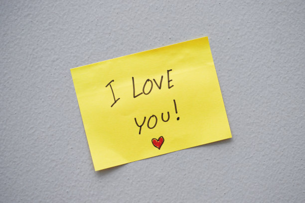 收集各种各样的彩色便条。纸便签提醒便签把蓝色的纸钉在软木布告栏上。空白文本空间。图片下载