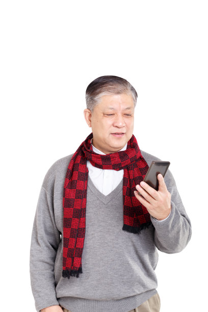手拿手机的老年人图片下载