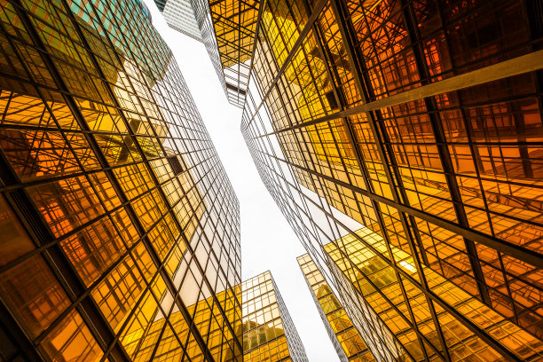 仰视市区摩天大楼图片下载