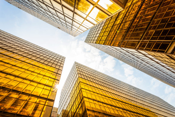 仰视市区摩天大楼图片下载