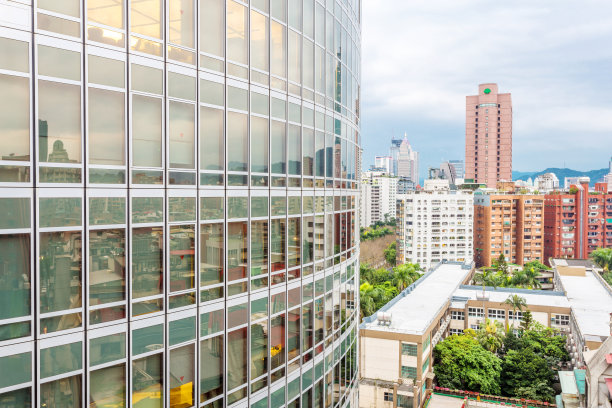 航拍现代城市办公大楼图片下载