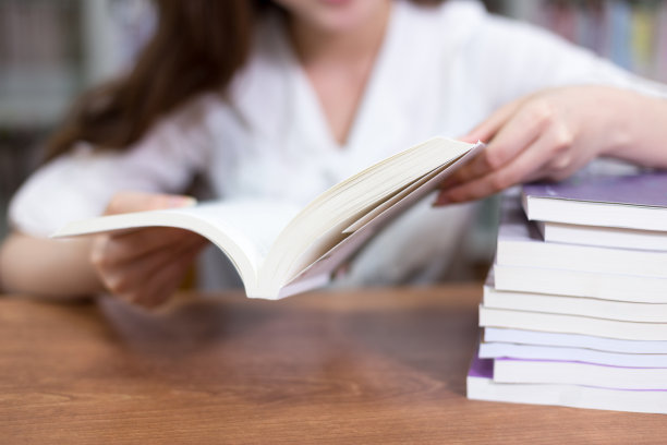 年轻女子在图书馆学习图片下载