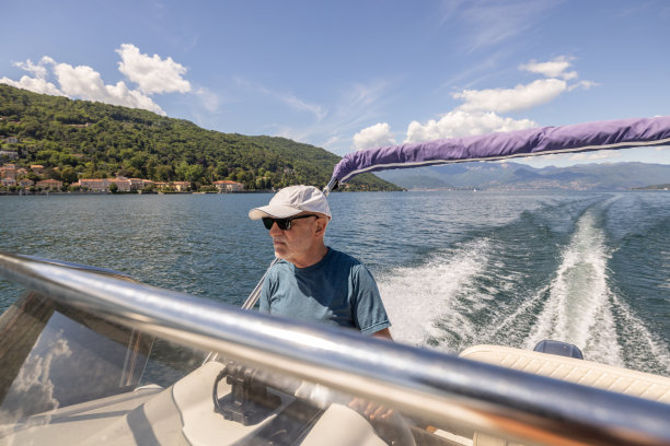 一位老人在海岸线附近驾船的正面照片图片下载