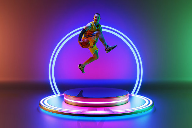 动态图像的男子篮球运动员在运动中，跳跃与球在讲台上与彩色渐变背景霓虹灯圈。三维渲染图片下载