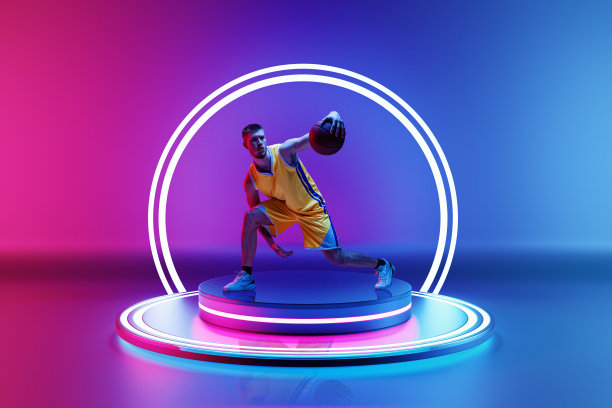 肌肉发达的男子，身穿黄色制服的篮球运动员在领奖台上运球，在霓虹灯的彩色渐变背景下有led圈。三维渲染图片下载