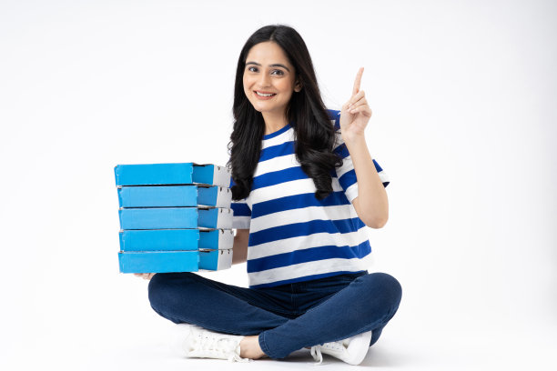 年轻女子坐在地上与披萨盒隔离白色背景股票照片图片下载