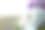 这位女士早餐后坐在露台上，戴着耳机听音乐。她玩得很开心。美丽的女人跳舞和微笑，早晨的城市氛围。从里面透过窗户拍的照片。库存图片图片下载