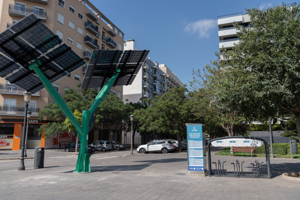 西班牙瓦伦西亚- 2024年6月13日-为移动设备和小型电动汽车充电的光伏树照片图片下载