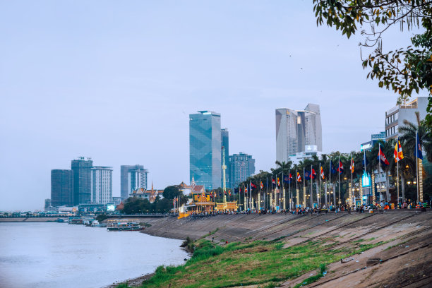 金边湄公河边的摩天大楼和独立纪念碑图片下载