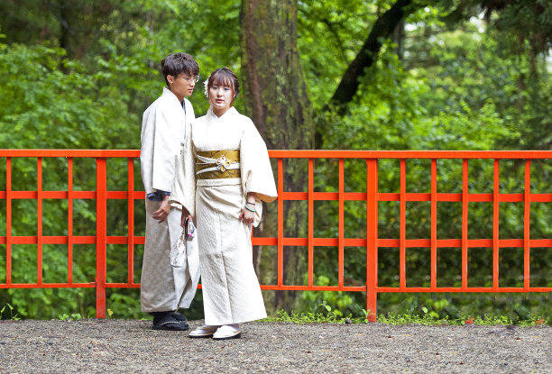 年轻情侣身穿和服在大阪伏见稻荷大社沉思图片下载