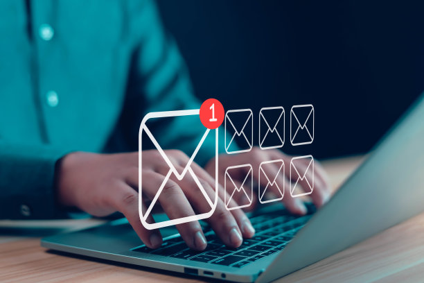 电子邮件营销或时事通讯，电子邮件或时事通讯的想法很容易发送和接收信息在线图片下载