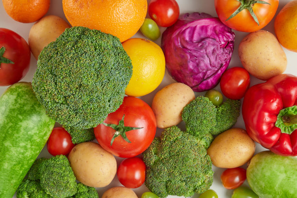 水果和蔬菜的背景照片是从俯视图拍摄的，用于宣传从植物成分中提取的产品。有展示产品的空间图片下载