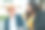 坐在城市长椅上使用智能手机的商人。分享时间，同事休息。图片下载