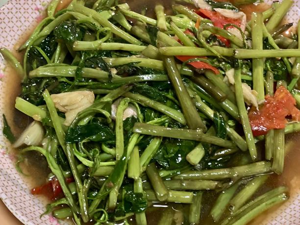 一张桌子上一碗蔬菜和西兰花的照片。图片下载