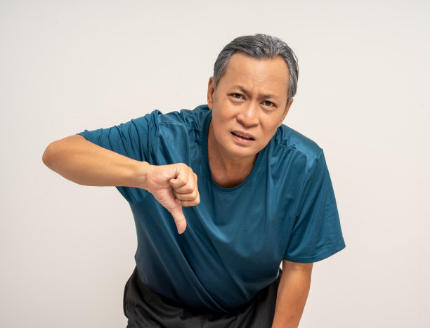 穿着运动服的资深运动人士。老人老累了，他感到胸口一阵疼痛，握住他的手，捏了捏。需要治疗的成熟型心脏病发作。图片下载