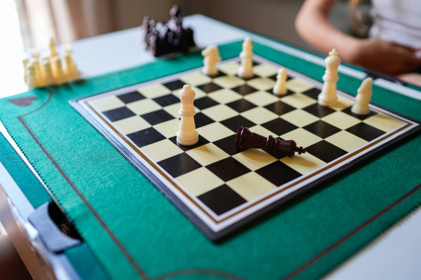 一个孩子正在和朋友下棋图片下载