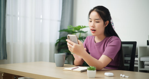 在家中用手机进行视频通话的微笑女商人图片下载