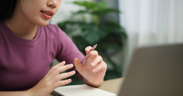 视频电话会议时的特写镜头。图片下载