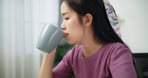 商务女性正在家里用笔记本电脑开会视频通话。图片下载