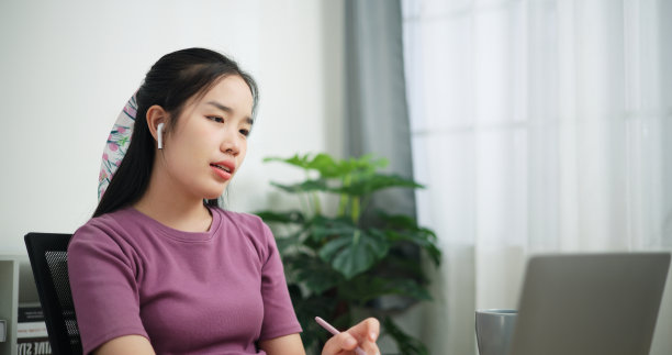 商务女人正在家里的笔记本电脑上进行视频会议图片下载