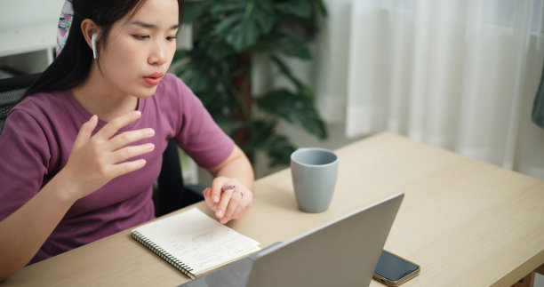 商务女性在家用笔记本电脑进行视频会议的特写图片下载
