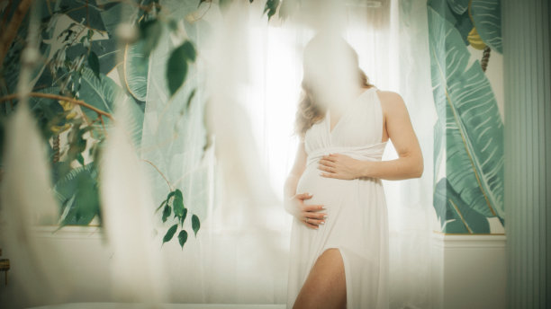 孕妇准备洗澡。水疗日，在水中放松，放松背疼，因为带孩子累了。揉肚子图片下载