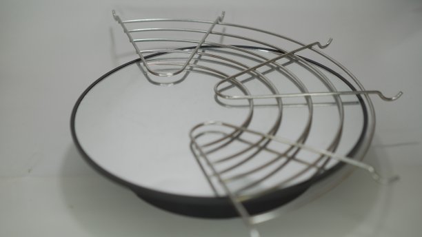 油炸食品的排水处是不锈钢制成的半圆形图片下载