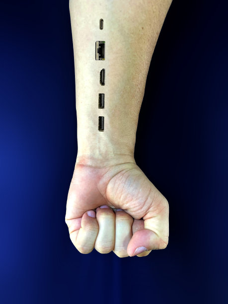 超人类的加长手臂，带有连接技术设备的端口图片下载