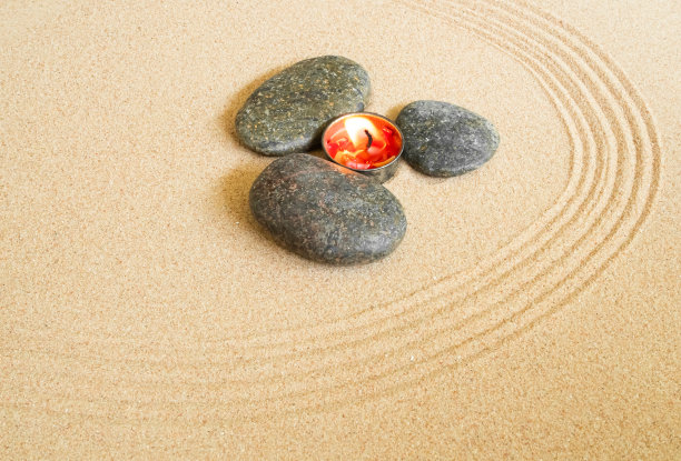 禅宗花园蜡烛沙背景日本平衡冥想放松佛教灵性，模式线波曼荼罗模拟水疗度假瑜伽生活方式自然夏天，纹理沙漠，芳香疗法。图片下载