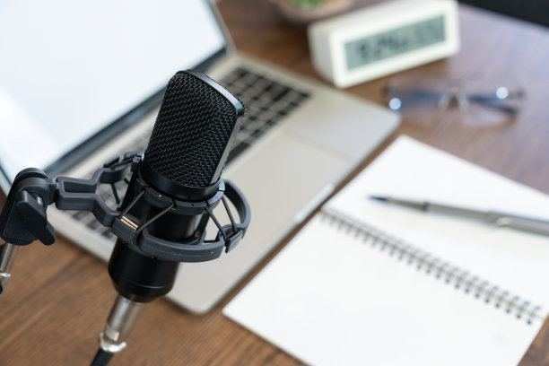 在家里用麦克风录播客图片下载