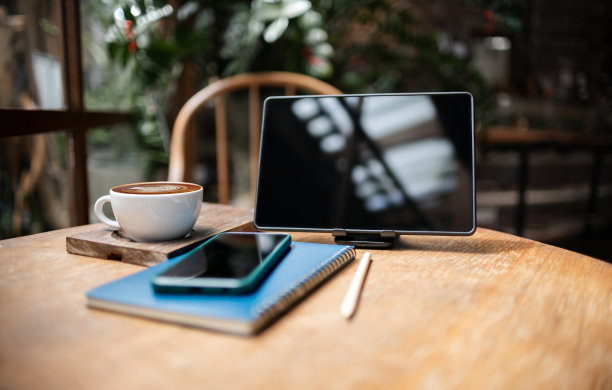 木桌上的写字板和咖啡杯图片下载