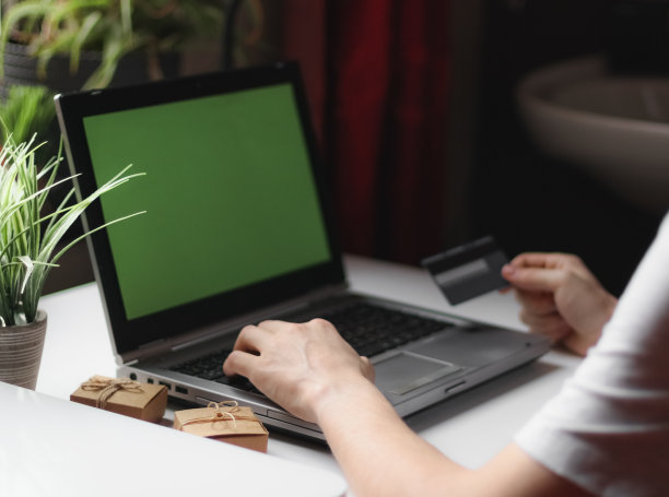 穿着灰色t恤的年轻白人男子坐在办公桌旁的椅子上网购图片下载