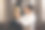 啤酒厂工人在看装在玻璃杯里的新酿啤酒图片下载