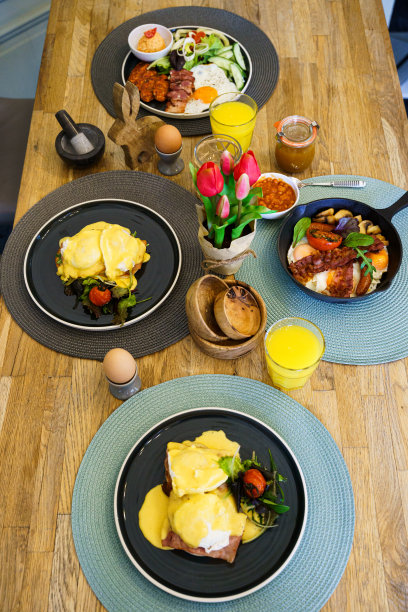 餐厅餐桌上早午餐的高角度照片图片下载