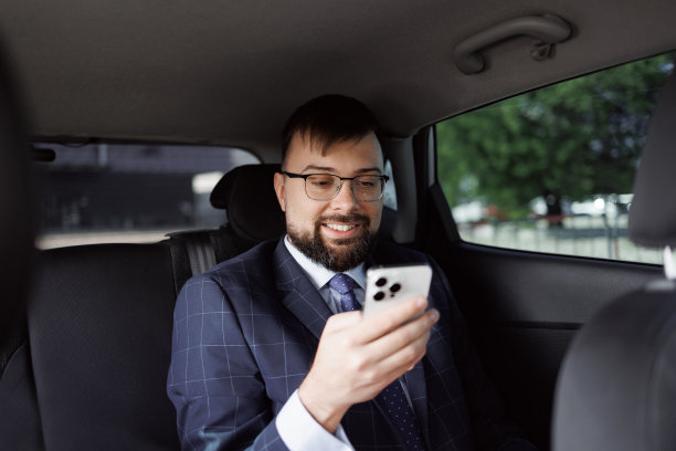 一个30-35岁的男人在车里玩手机的照片图片下载
