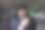 一个30-35岁的男人在车里玩手机的照片图片下载