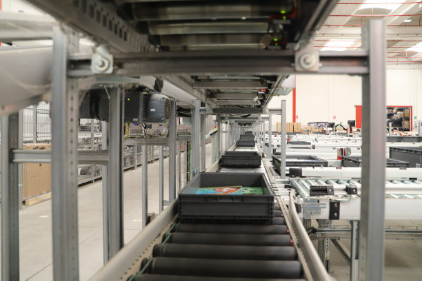 物流仓库的包装线图片下载