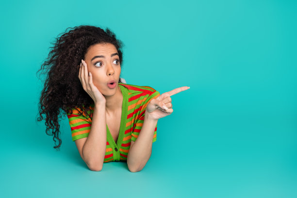 有魅力的女人的全尺寸照片点空的空间躺在地板上穿着时尚的条纹衣服孤立的海蓝宝石色背景图片下载