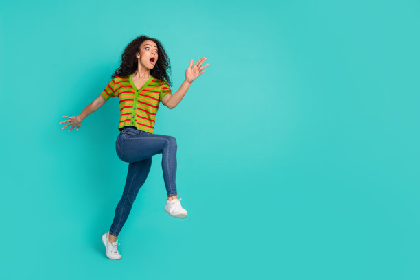 完整的照片可爱的年轻女士跑匆忙销售穿着时尚的条纹服装孤立的青色背景图片下载