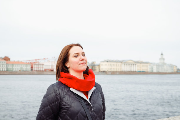 年轻的沉思、梦幻、快乐的女性在圣彼得堡的城市堤岸。室内设计师、建筑师、女商人。积极情绪、旅游、生活方式肖像图片下载
