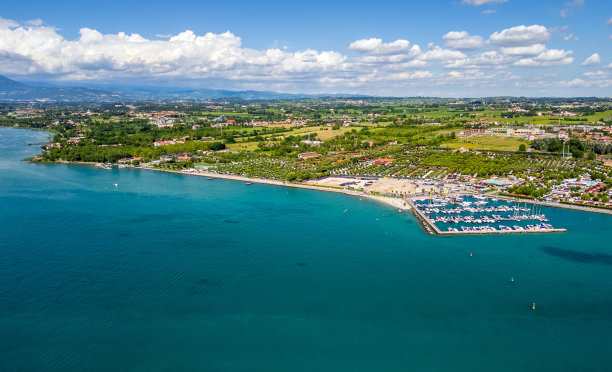 正午时分，俯瞰宁静的加尔达湖码头，帆船停靠在意大利。意大利，Peschiera del Garda股票照片图片下载