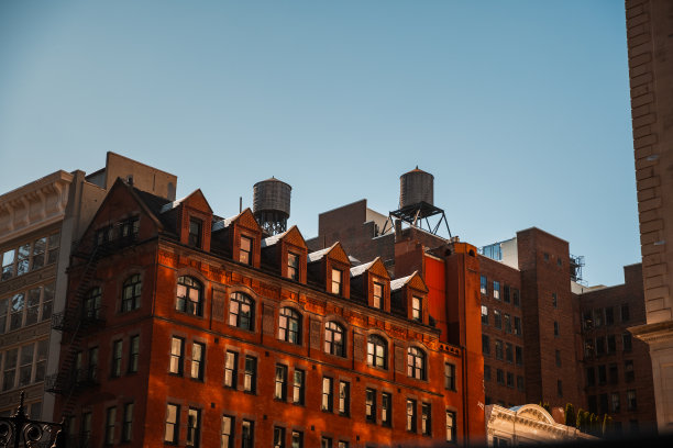 水箱在老红砖建筑在曼哈顿市中心，纽约市，美国-股票照片图片下载