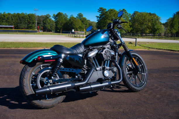 沥青路上的摩托车图片下载